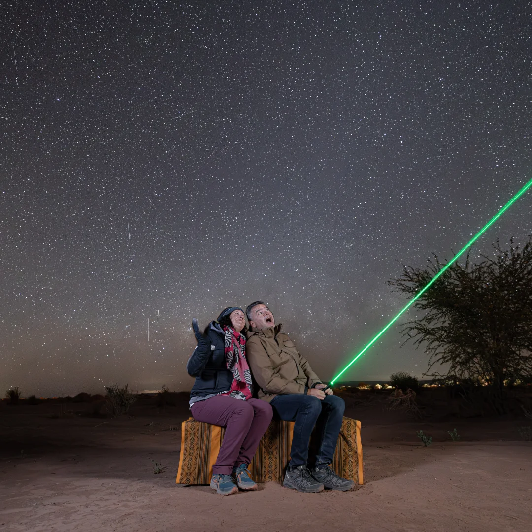 vista de pareja sorprendida estrellas