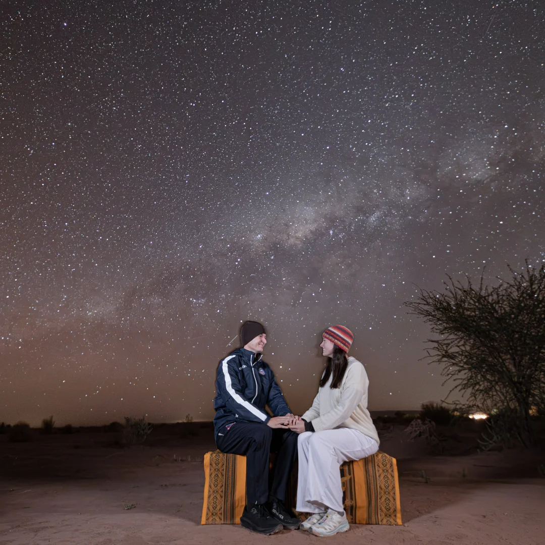 vista de pareja super feliz estrellas