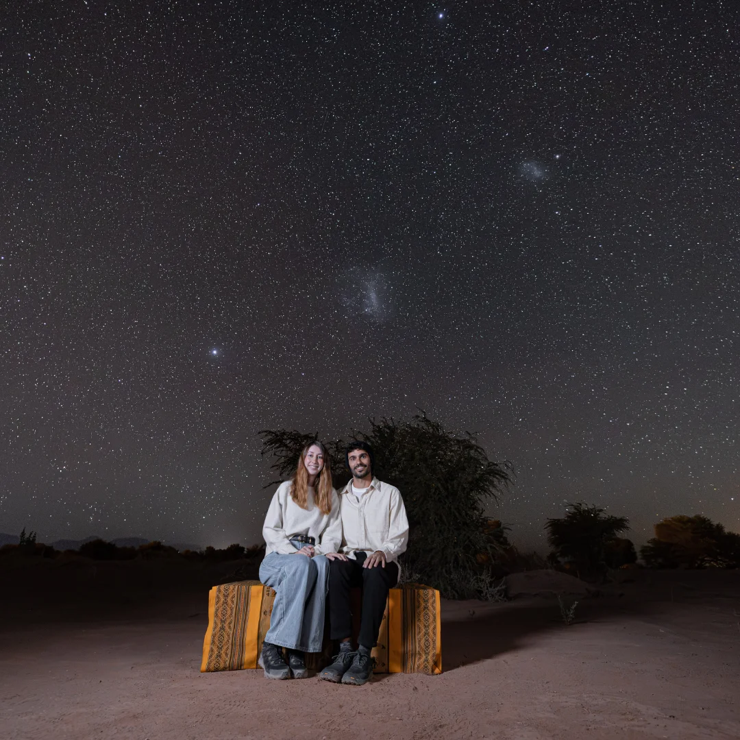 vista de pareja super super feliz estrellas