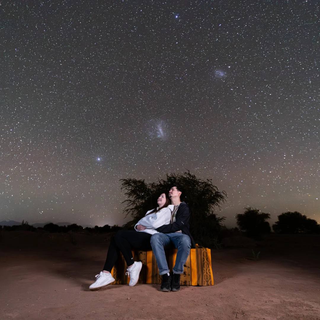 vista de pareja viendo estrellas